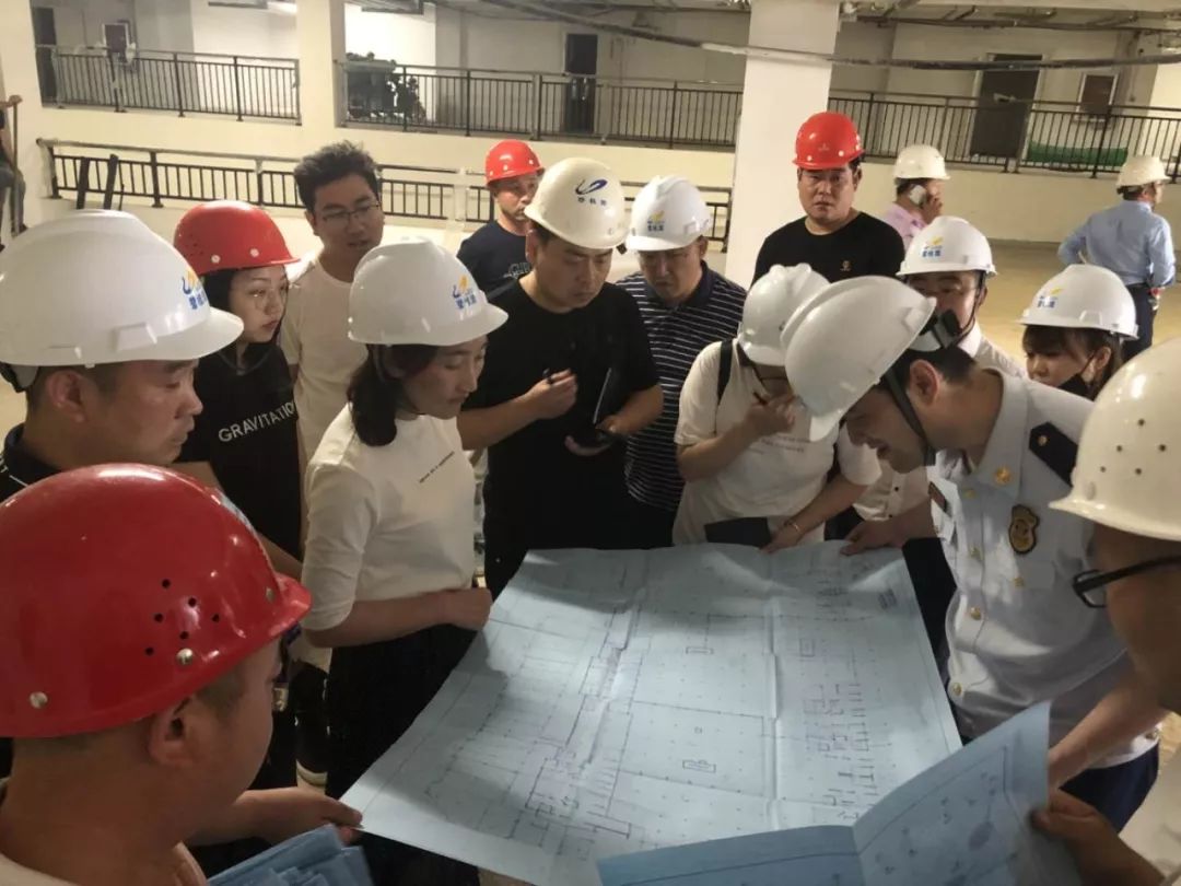 光泽人员密集的洁净厂房的主要疏散楼梯应如何布置?
